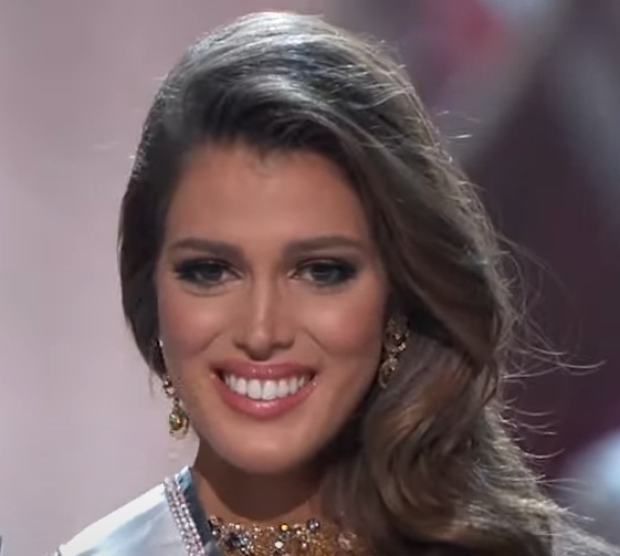 Vencedora da edição de 2016: Iris Mittenaere - País: França - 23 anos quando ganhou o concurso Reprodução: Flipar