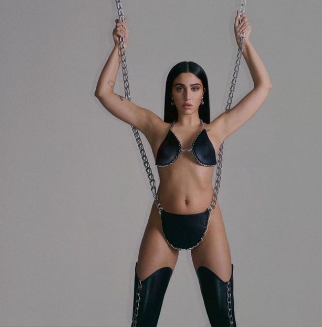 Lourdes Leon, também conhecida como Lolahol, fez sua estreia oficial na música em novembro de 2022 com o EP intitulado Go.