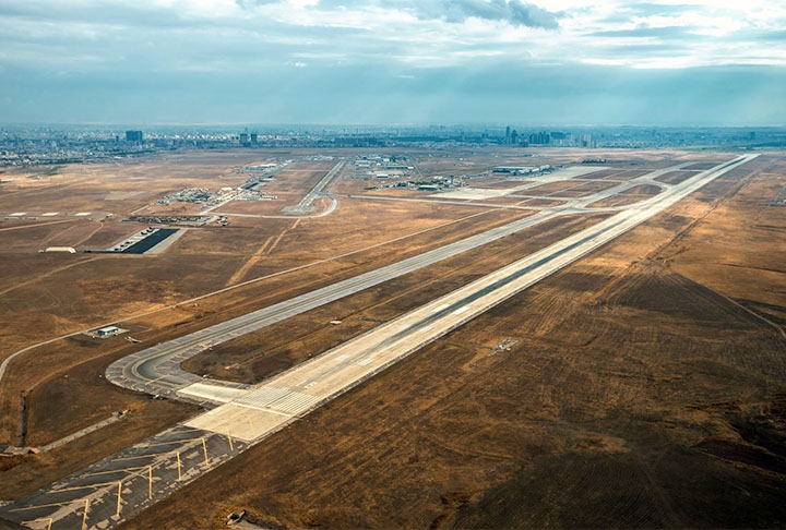 10º - O Aeroporto Internacional de Erbil, no Curdistão, uma região autônoma do Iraque, tem uma pista de pouso e decolagem de 4.800 metros de extensão: quarta maior da Ásia e a segunda no Oriente Médio.  Reprodução: Flipar