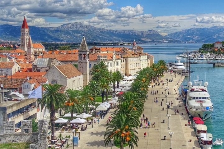 Sua rica cultura foi influenciada por gregos, romanos e venezianos. A cidade reúne palácios, igrejas, torres, fortalezas, todos numa pequena ilha, inscrita em 1997 na lista do Patrimônio da Humanidade da UNESCO. Reprodução: Flipar