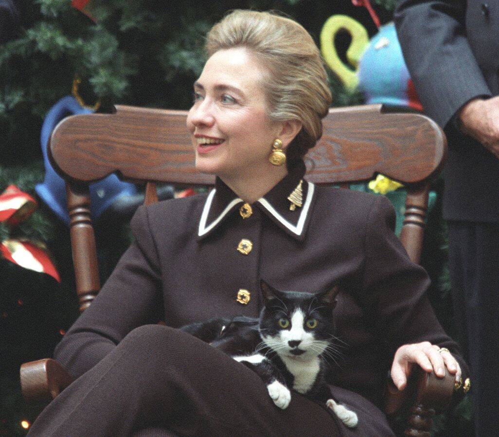 Socks no colo da tutora e então primeira-dama Hillary Clinton. Foto: Wikipedia Commons