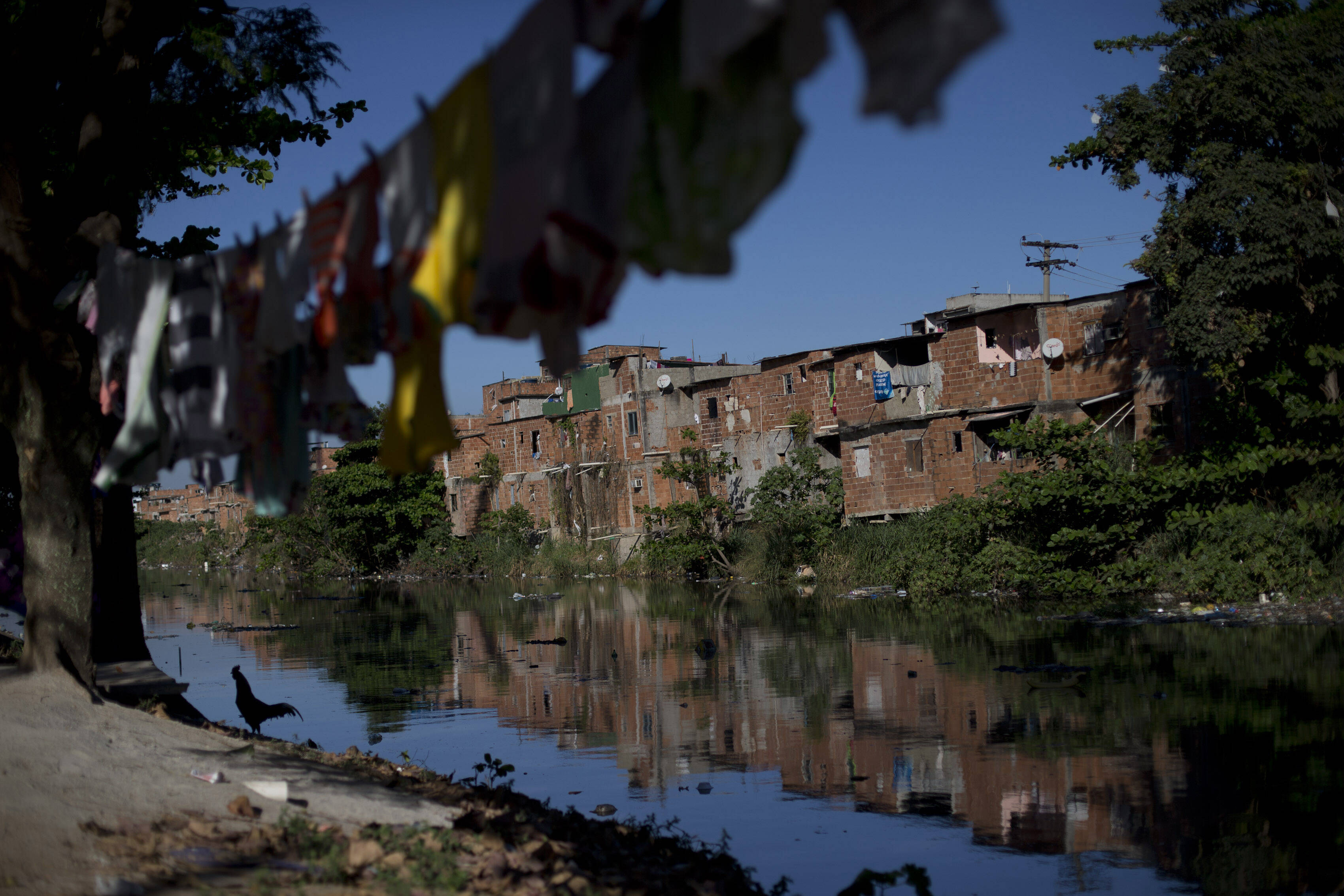 Favela Mandela é banhada por rio poluído com esgoto. Foto: Silvia Izquierdo/AP