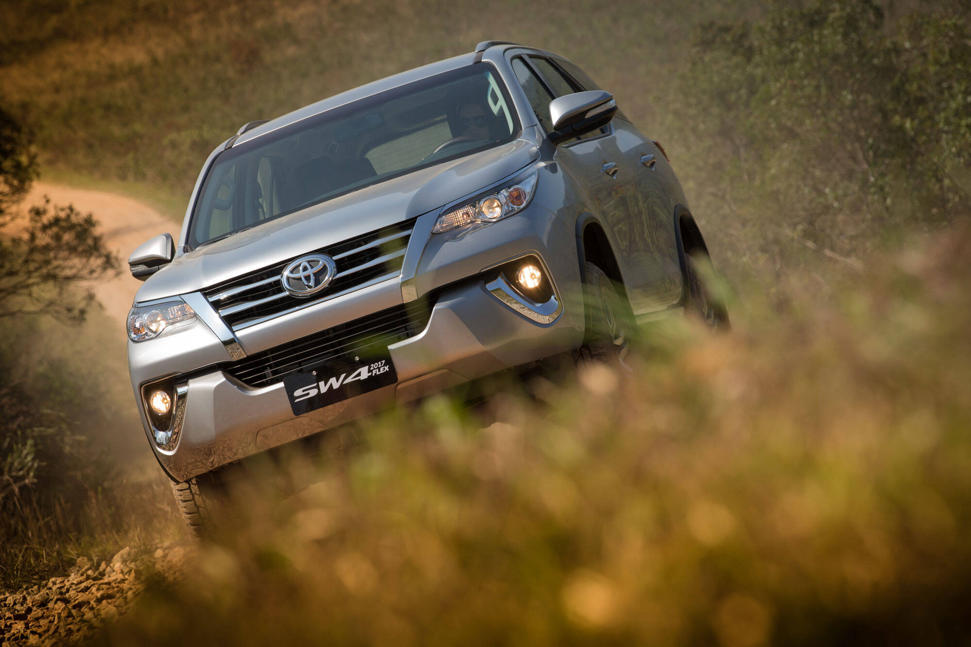 Assim como a Toyota Hilux, o Toyota SW4 passa a ser flex e fica bem mais em conta, partindo de R$ 159.600 - a versão diesel custa R$ 216.700.. Foto: Divulgação/Toyota