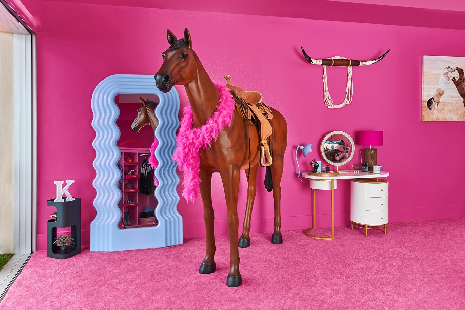 Área externa com cavalo de brinquedo da DreamHouse, a Casa da Barbie, em Malibu, que foi renovada com decoração inspirada no boneco Ken. Foto: Joyce Lee