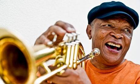 Trompetista Hugh Masekela morreu aos 78 anos, no dia 23 de janeiro, na África do Sul, vítima de câncer. Foto: Divulgação