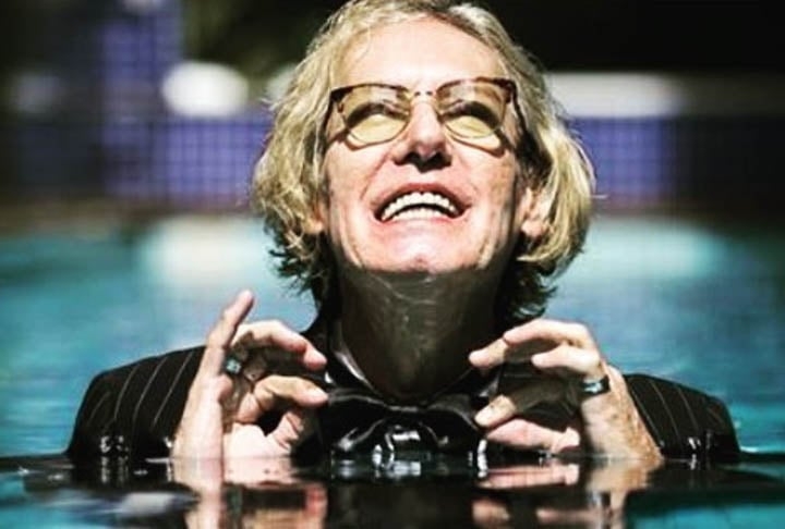 O cantor Eduardo Dussek vive com Parkinson desde 2006, quando foi diagnosticado com a doença. Em suas entrevistas, ele expressa uma visão positiva sobre a condição, considerando-a como uma oportunidade de iluminação pessoal. Reprodução: Flipar