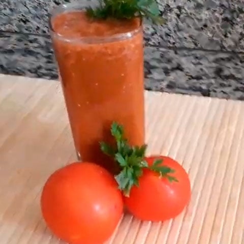 O suco de tomate também é bom para reforçar a imunidade. Isso é algo que pouca gente sabe. Ainda há quem coloque pimenta do reino, molho inglês e limão.  Reprodução: Flipar