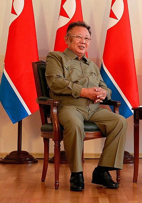 Kim Jong-Il (1942-2011) - Penúltimo líder da Coreia do Norte, mandou prender 150 mil pessoas sem julgamento em campos de trabalho forçado. Cortou a comunicação e o comércio com o exterior, provocando indiretamente a morte de milhões de coreanos.  Reprodução: Flipar