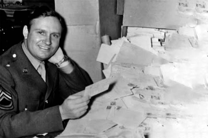 Antes de se tornar um astro, trabalhou como telegrafista, profissão que desempenhava em uma estação ferroviária no estado do Oklahoma, para onde sua família se mudou quando ele ainda era criança.
 Reprodução: Flipar