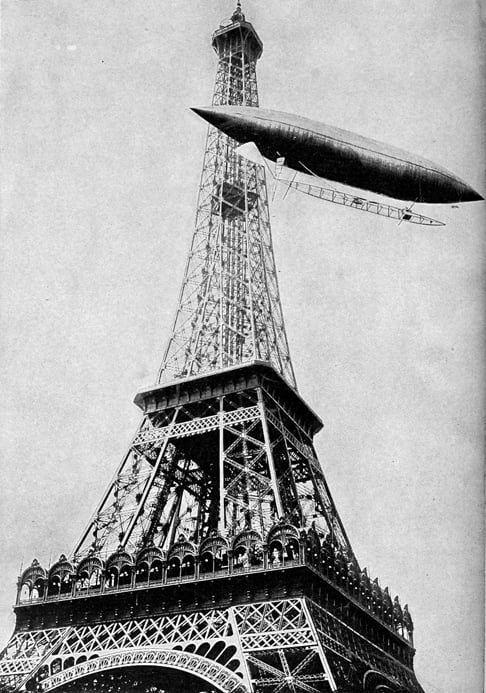 Um dos momentos históricos envolvendo a torre foi o sobrevoo de Santos Dumont em 19/10/1901. A uma altura de 250 metros, diante de uma multidão, ele fez o primeiro voo controlado pelo homem! Reprodução: Flipar