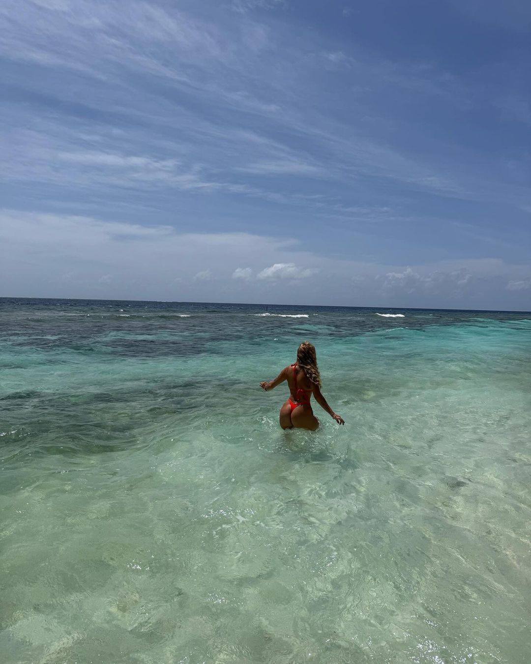 Lara Jucá curte banho de mar nas Maldivas Reprodução/Instagram