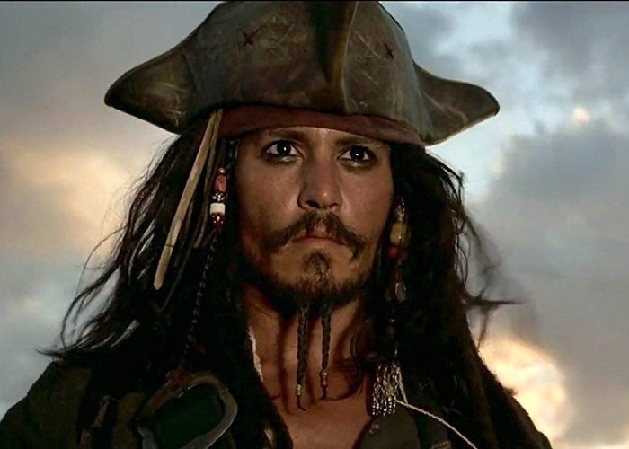 A Walt Disney Studios tenta uma reconciliação com Johnny Depp e parece disposta a investir alto para convencer o ator a reviver o célebre Capitão Jack Sparrow na franquia “Piratas do Caribe” . Segundo a imprensa americana, a Disney teria oferecido 249 milhões de euros (cerca de R$ 1,7 bilhão) para recontratar o astro. 
 Reprodução: Flipar