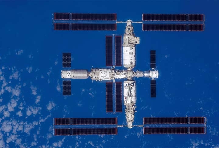 Durante o caminho de volta para a Terra, os integrantes da Shenzhou-16 usaram uma câmera de alta resolução para fazer registros do complexo orbital. Reprodução: Flipar