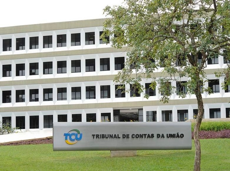Em fevereiro, o governo pôde pagar os primeiros depósitos do Pé-de-Meia aos estudantes que concluíram o ensino médio em 2024. Ele ocorreu dias após o Tribunal de Contas da União (TCU) liberar o pagamento do programa voltado para a educação básica. O órgão havia bloqueado os R$ 6 bilhões porque eles não estavam no Orçamento da União de 2025. Na decisão do dia 12/02, o TCU deu ao governo prazo de 120 dias para conseguir viabilizar com o Congresso Nacional a inclusão do programa no orçamento.

 Reprodução: Flipar