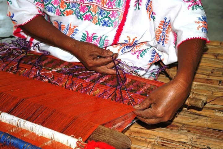 As mulheres amuzgas são famosas por tecer à mão tecidos de algodão e belos huipiles (vestidos tradicionais) com desenhos complexos.  Reprodução: Flipar