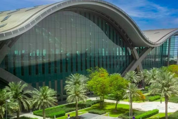 Principal hub da Qatar Airways, o Hamad foi avaliado pela World Airports Award como o aeroporto com a melhor arquitetura do mundo, além do mais luxuoso. Reprodução: Flipar