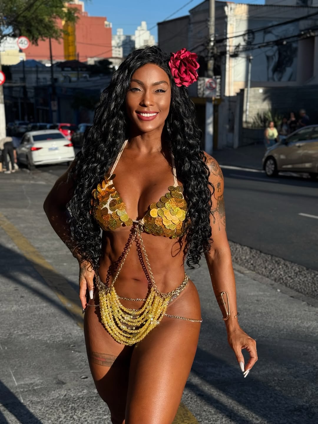 Rosiane Pinheiro com flor no cabelo. Foto: Reprodução/ Instagram @rosianepinheiro