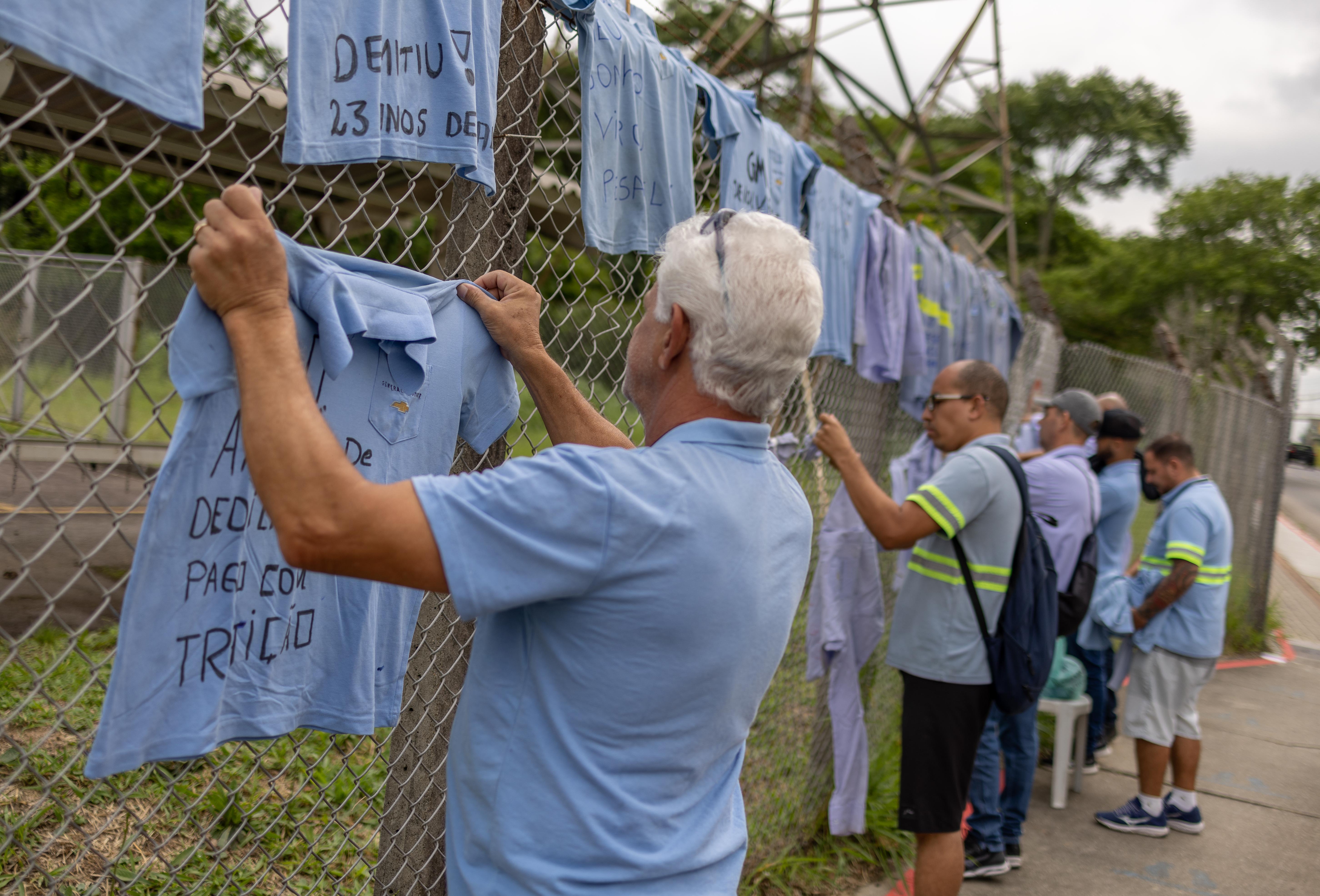 Metalúrgicos protestam em frente a fábrica da GM