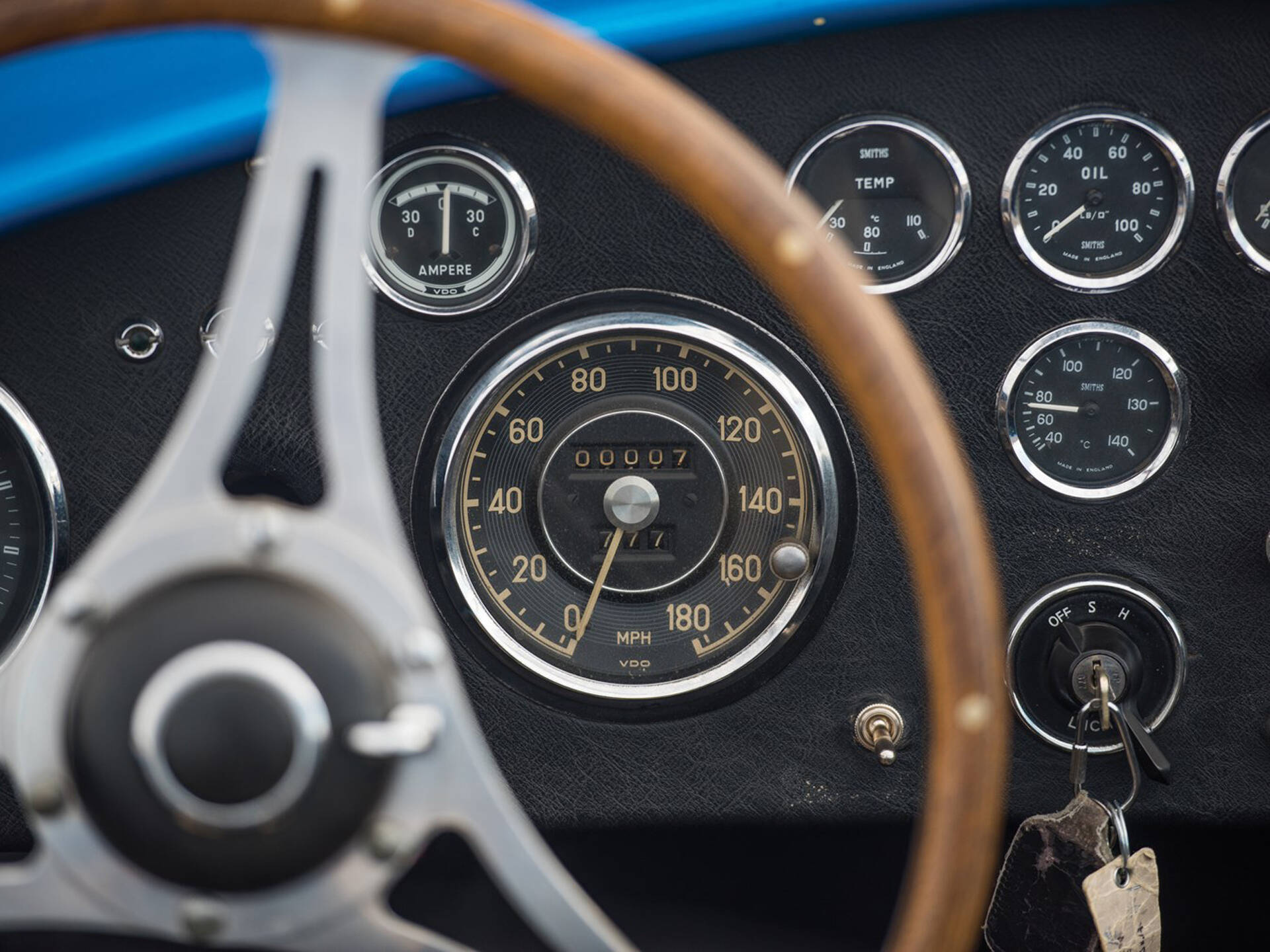 O primeiro Shelby Cobra, construído pelo próprio Carroll Shelby em 1962, quando colocou o motor 4.3 V8 da Ford dentro do pequeno AC Ace.. Foto: Divulgação/RM Auctions