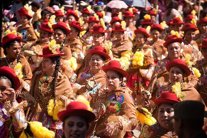 Oruro, na Bolívia - A cidade situada a mais de 3.700 metros de altitude conta com os “desfiles callejeros”. São imensos espetáculos de rua com milhares de dançarinos e músicos, misturando folclore e ritos religiosos. O circuito começa cedo e vai até a madrugada Reprodução: Flipar