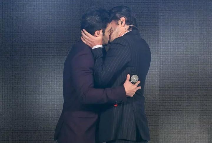 O evento era o GQ Men of The Year de 2015 e, de repente, os dois se beijaram. Ambos contaram depois que foi uma atitude espontânea, que não estava, portanto, ensaiada. 