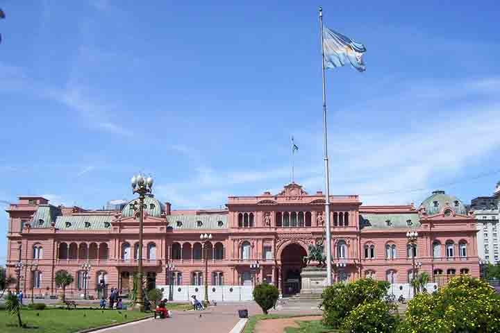 Em Buenos Aires está a sede da presidência da República Argentina, a Casa Rosada. A edificação situa-se à frente da Praça de Maio (Plaza de Mayo), palco de muitas manifestações políticas.  Reprodução: Flipar