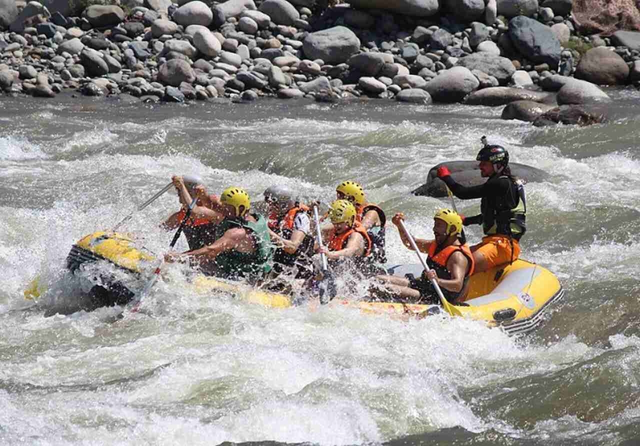 Colorado River, Arizona/Utah - Esportes: Rafting, caiaque - Descrição: O rafting no Rio Colorado, especialmente através do Grand Canyon, é uma das aventuras de água branca mais emocionantes dos EUA, com corredeiras desafiadoras - Melhor época: Primavera (maio-junho) e outono (setembro-outubro) Reprodução: Flipar