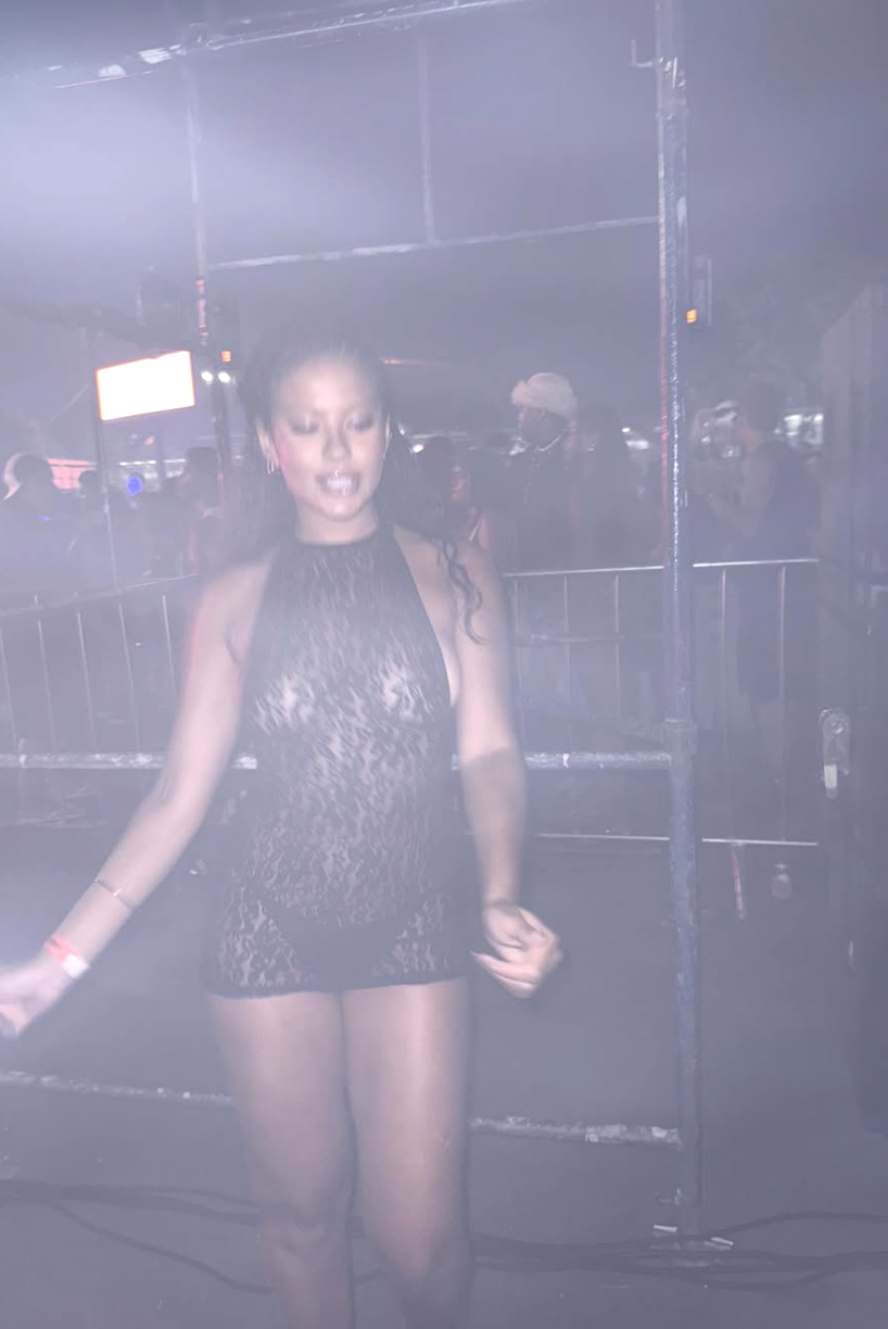 Famosa usou um vestido todo rendado curto na cor preta. Foto: Reprodução/redes sociais