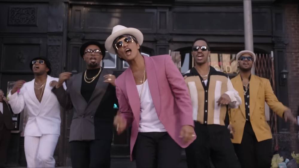 Outro sucesso absoluto da carreira do cantor havaiano foi o single “Uptown Funk”, lançado em 2016, em parceria com Mark Ronson. A música venceu dois prêmios Grammy: Melhor Colaboração Pop Solo e Gravação do Ano. Reprodução: Flipar