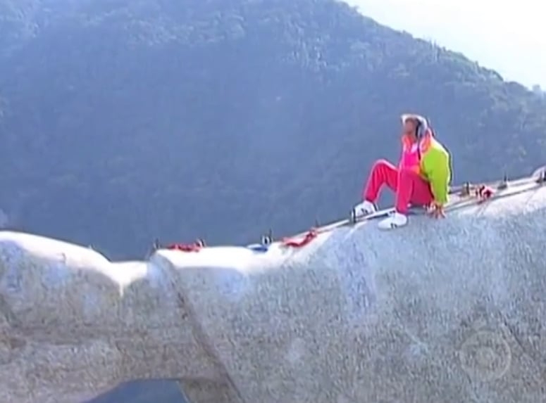 No dia 12/1/2025, domingo da véspera de seu aniversário de 90 anos, o artista participou de uma celebração com missa no Cristo Redentor. No monumento carioca Renato Aragão viveu um dos momentos mais marcantes de sua vida em 1991, quando escalou a estátua.
 Reprodução: Flipar