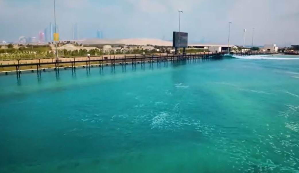 Essa tecnologia, que pertence à empresa de Kelly Slater, 11 vezes campeão do mundo de surfe, utiliza um hidrofólio para produzir as ondas. A estrutura de 100 toneladas fica parcialmente submersa na água e é puxada por um motor com velocidade de cerca de 30 kh/h. 
 Reprodução: Flipar