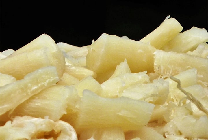 Em sua forma de goma, a mandioca se transforma em uma base para diversos preparos, como o famoso pão de queijo ou até mesmo em massas para empanados e salgadinhos. Reprodução: Flipar