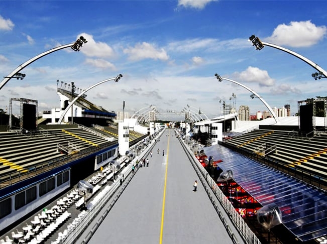 Sambódromo do Anhembi (São Paulo) - O Polo Cultural e Esportivo Grande Otelo (seu nome oficial) é a passarela por onde desfilam as escolas de samba paulistas. Inaugurado em 1991, tem 530m de extensão e capacidade para 30 mil pessoas. Reprodução: Flipar