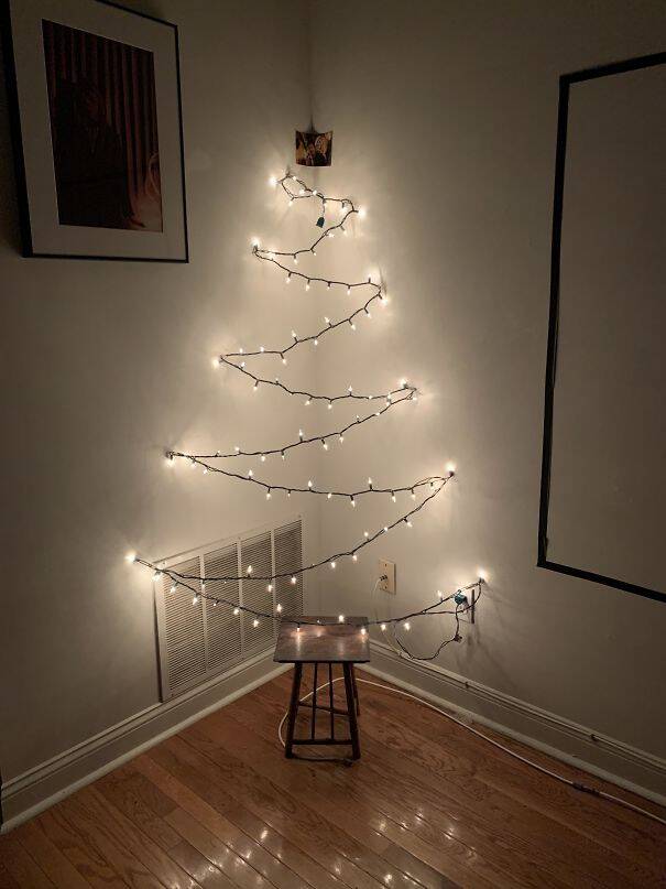 E quem disse que apenas o pisca-pisca não é suficiente para montar a árvore de Natal? Eis a prova!. Foto: Reprodução/Reddit