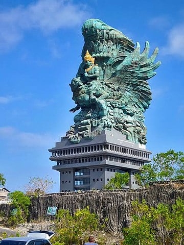  Vishnu  (Indonésia) - 75m - Fica no Parque Cultural Garuda Wisnu Kencana e retrata o Deus Hindu.  Reprodução: Flipar