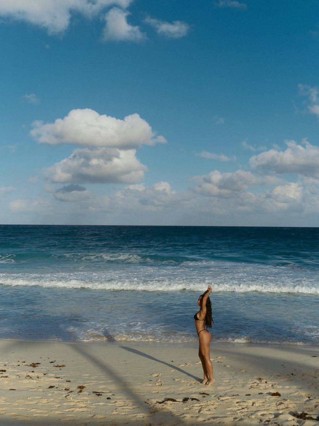 Sabrina Sato posa de biquíni fio-dental e exibe abdômen trincado no Rio. Foto: Instagram