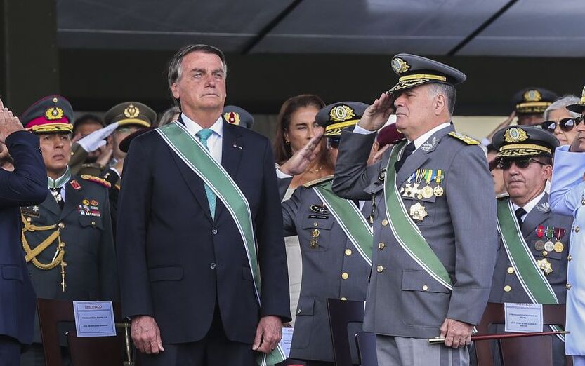 O ex-presidente Jair Bolsonaro (PL), à esquerda, e o ex-comandante do Exército, General Freire Gomes, à direita Antônio Cruz/Agência Brasil - 19.04.2022