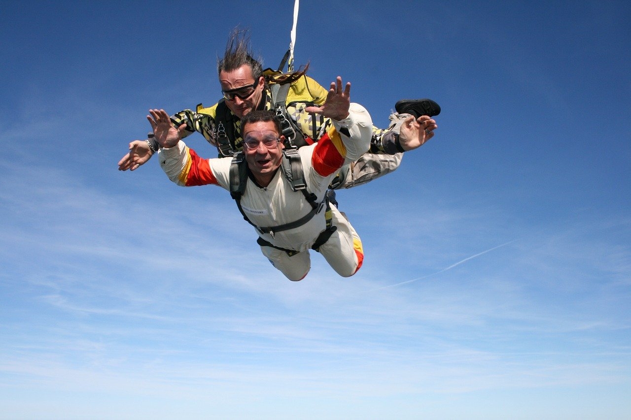 Além disso, os esportes de paraquedismo se desenvolveram ao longo dos séculos seguintes. Entre eles, estão Freestyle, Skysurf, Wingsuit, Base jump e túnel de vento.  Reprodução: Flipar