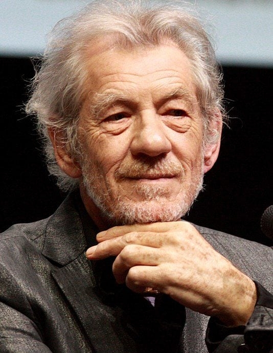 Ian McKellen: O ator foi condecorado em 1991 pela Rainha Elizabeth II por suas contribuições ao teatro clássico e à atuação no cinema. Reprodução: Flipar