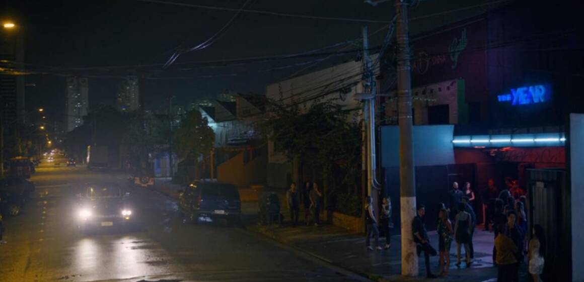 Primeiras cenas do episódio mostra a balada The Year, na Rua Mergenthaler, Vila Leopoldina. Foto: REPRODUÇÃO/ NETFLIX