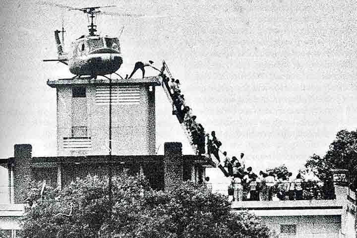 Nas horas que antecederam a chegada das tropas comunistas a Saigon, os Estados Unidos realizaram a Operação Vento Constante, um imenso plano de emergência para evacuar civis e militares da cidade com a utilização de helicópteros.

 Reprodução: Flipar