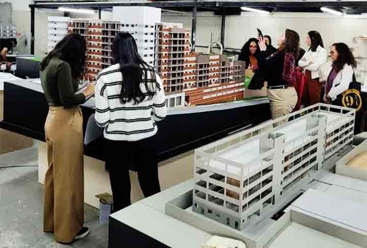 Maquetes são representações em escala reduzida de um ambiente, objetos, projetos arquitetônicos, áreas urbanísticas ou sistemas. 
 Reprodução: Flipar