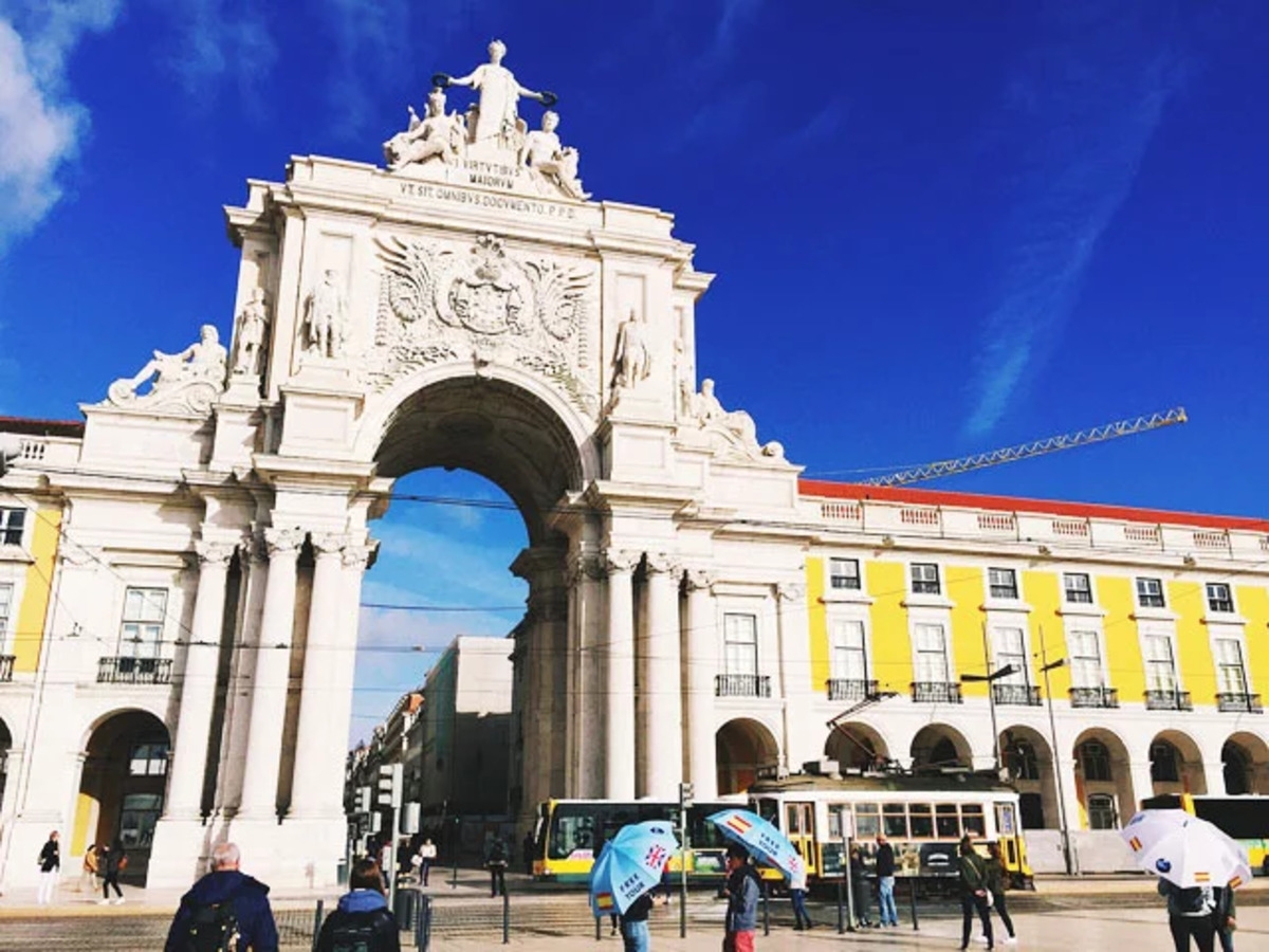 Portugal é um dos países que mais atraem os brasileiros na Europa, até pela identificação por causa do idioma. Muitos, inclusive, tentam morar em Portugal, embora, atualmente, o elevado preço dos imóveis faça com que muitos brasileiros acabem montando tendas para viver nas ruas.