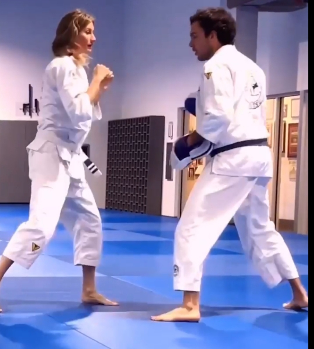 Gisele e Joaquim são amigos de longa data. Ele é carioca, mas vive há anos nos Estados Unidos, onde montou uma academia para dar aulas de jiu-jitsu. Em 2022, Gisele postou vídeo de uma aula em que ela treina com Joaquim, mas afirma que o romance só surgiu após seu divórcio de Tom Brady.. Foto: Reprodução: Flipar