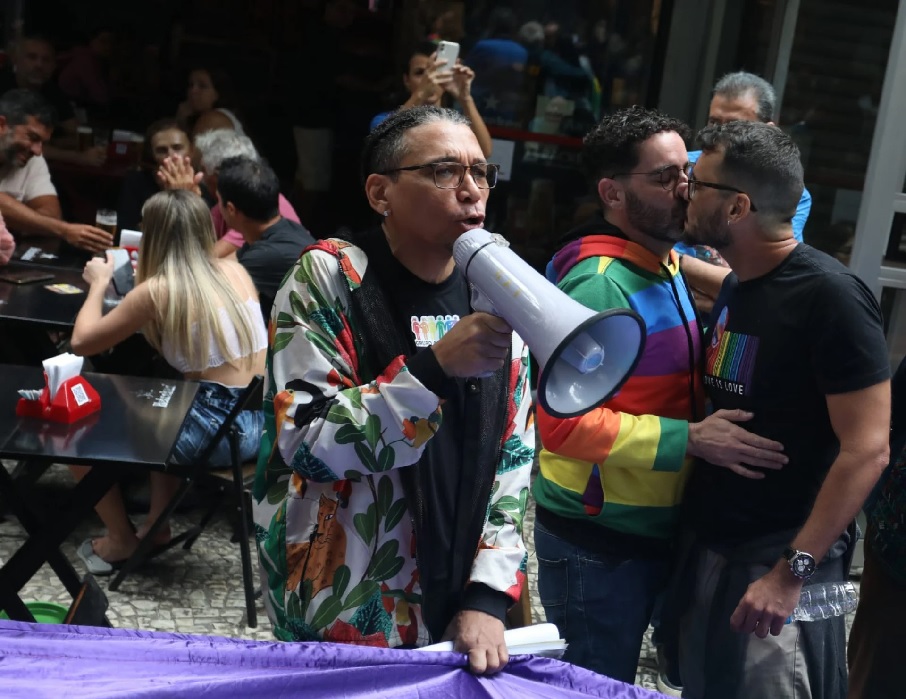 Ato foi realizado na manhã do último domingo (11), após casal acusar dono de bar de homofobia.. Foto: Pedro Ivo/ Agência O Dia