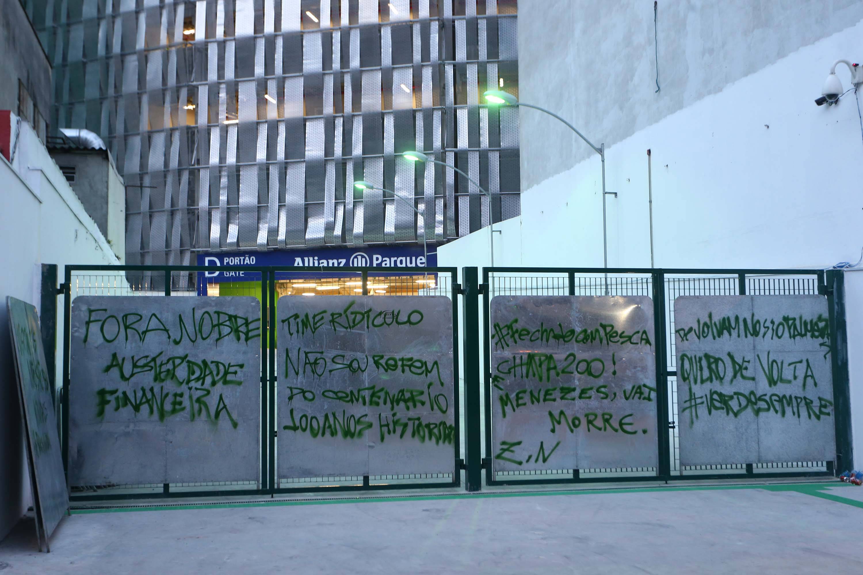 Pichação em portão do estádio Allianz Parque contesta presidente Paulo Nobre e a qualidade do elenco
