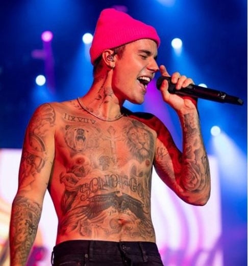 Em 2020, Bieber anunciou outro período de afastamento para priorizar sua saúde mental e vida pessoal. Em 2022, ele se apresentou no Rock in Rio cercado de rumores acerca de um possível cancelamento em cima da hora.  Reprodução: Flipar