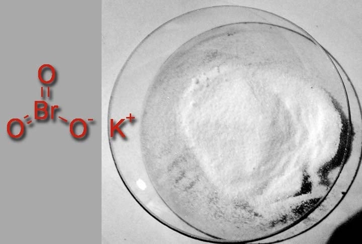 O bromato de potássio, por exemplo, é utilizado em produtos assados para fortalecer e fazer a massa crescer. Reprodução: Flipar