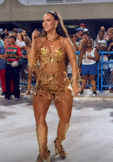 Paolla Oliveira em evento de Carnaval na Sapucaí