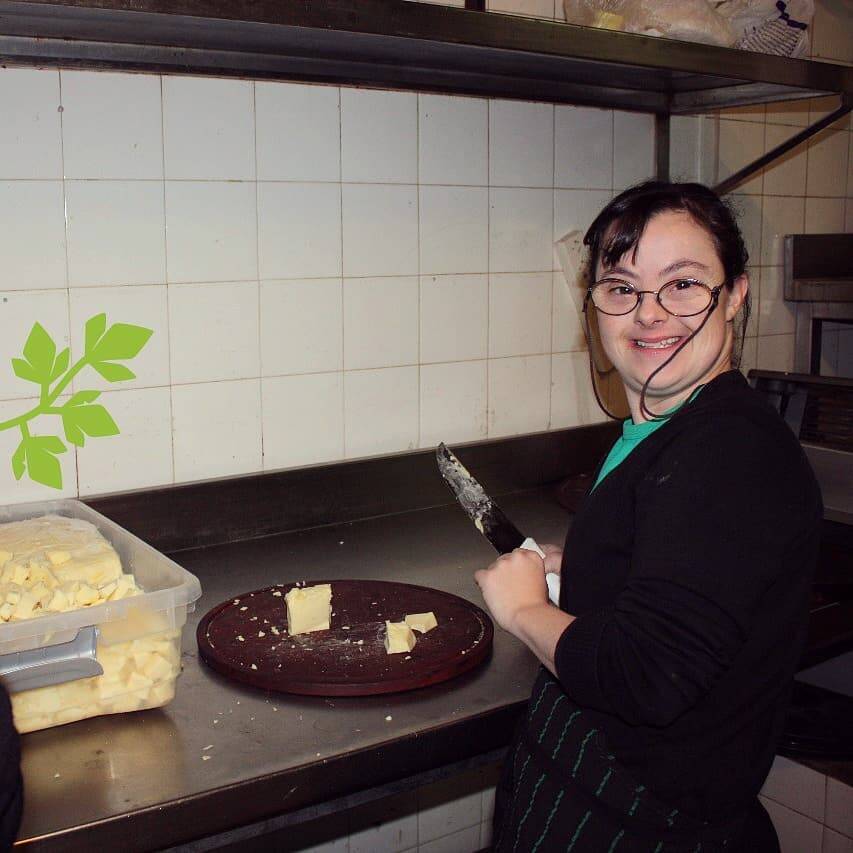 Jovens com síndrome de Down abrem a própria empresa, Los Perejiles, especializada em fazer pizza para eventos. Foto: Reprodução Instagram